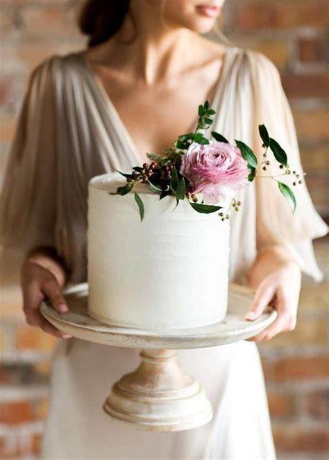 15 Simple But Elegant Wedding Cakes For 2018