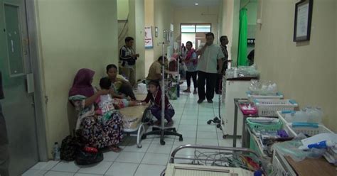 Membeludak, Pasien Dirawat di Lorong Rumah Sakit : Okezone ...