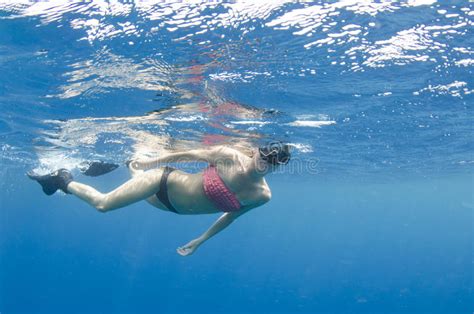 Salto Libre De La Mujer Y El Bucear En Un Arrecife De Coral Imagen De
