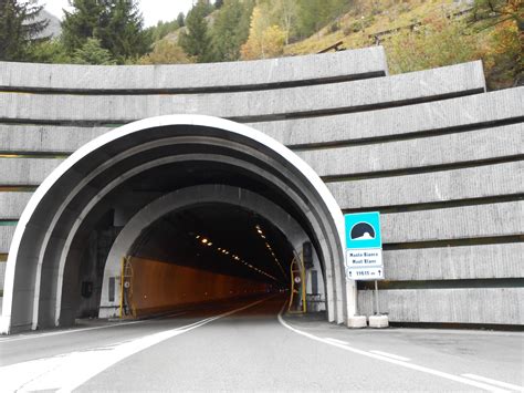 Le Tunnel Du Mont Blanc Entre La France Et Litalie Regles Et Tarifs Images