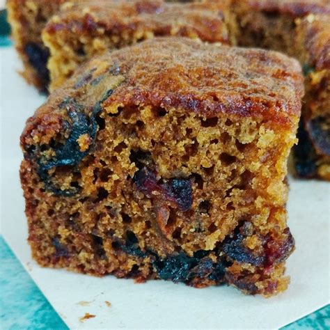 Alton brown has been teaching us the science behind cooking, making us laugh, and giving us amazing recipes for more than 20 years. Alton Brown Fruit Cake - Alton Brown's Free Range ...