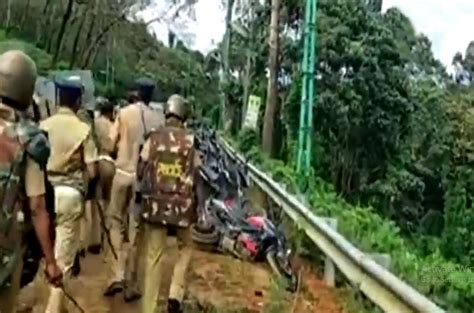Kerala Police Vandalise Devotees Parked Vehicles Near Sabarimala The Cbc News