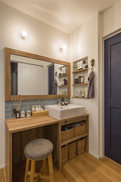 造作の洗面台や鏡枠はチェリー系の木を使い、女性らしい優しい雰囲気の化粧洗面室になりました。 ホームウェア 和風の家の設計 バスルームインテリア