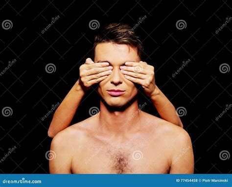 Amie Couvrant Les Yeux De Son Ami Pour Une Surprise D Isolement Photo Stock Image Du