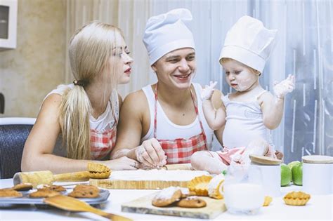 Hija Feliz De La Familia Con Papá Y Mamá En La Cocina De Casa Riendo Y