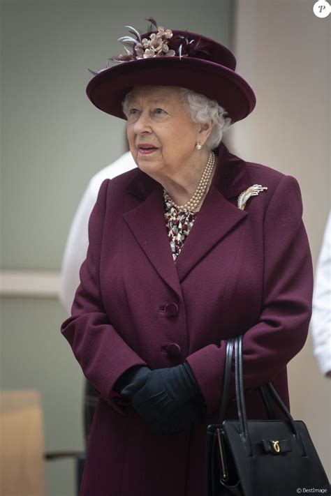 Une visite inattendue, mais réconfortante et inoubliable pour ces adolescents. La reine Elisabeth II d'Angleterre en visite dans les ...