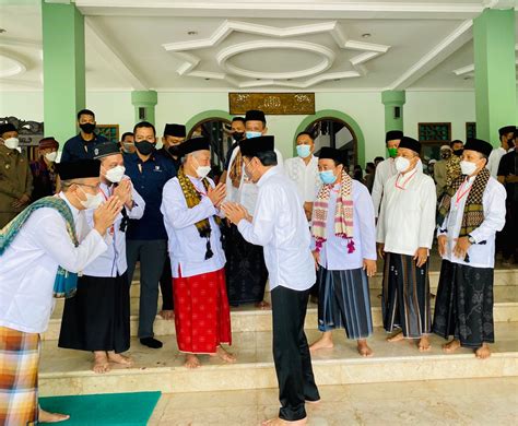Perjalanan Jokowi Berbelanja Hingga Shalat Jumat Di Masjid Agung Baiturrahman Ngawi