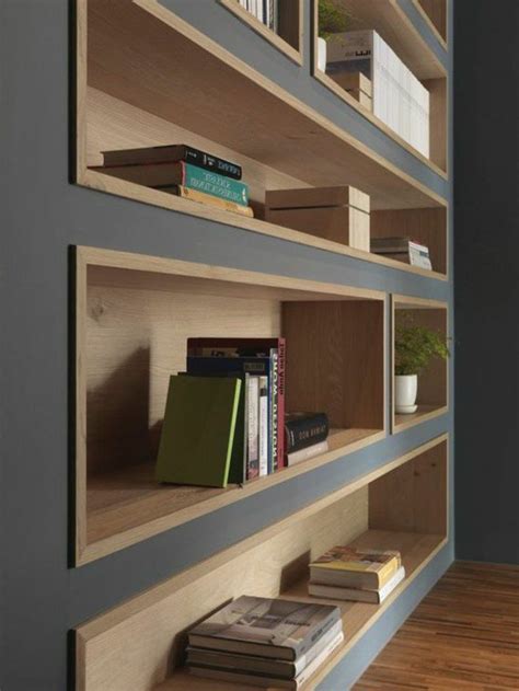 déco minimaliste étagères intégrées pour le rangement des livres en bois et peinture murale gr