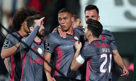 O gil vicente equipa todo de vermelho, enquanto o benfica traja todo de negro, com a boa tarde! Gil Vicente-Benfica, 0-1 (destaques) | TVI24