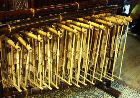 Biasanya tangga nada jenis slendro dan pelog digunakan dalam alat musik tradisional, yakni gamelan jawa. Alat Musik Tradisional Orang Sunda - Redaksindonesia