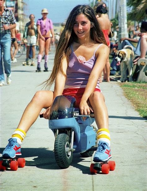 35 Interesting Vintage Photographs Of Roller Skaters At Venice Beach