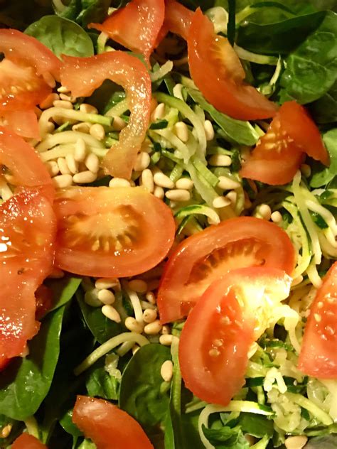 Salade de pousses d épinards courgettes tomates soja pignon de pin