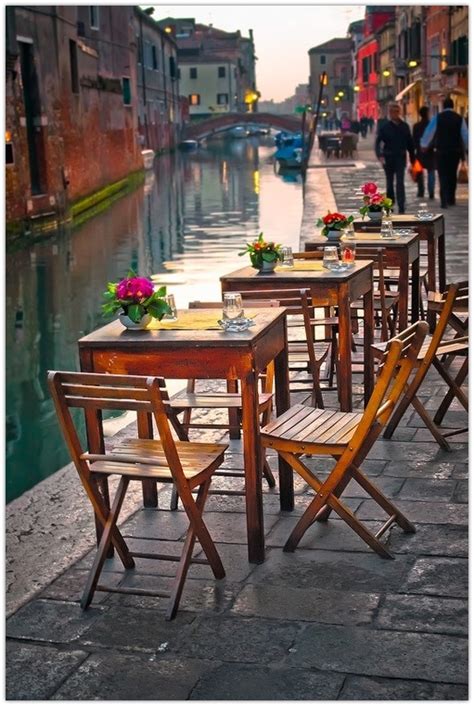 Wake up your lover with these 50 good morning love sms texts! Romantic Venice, Italy