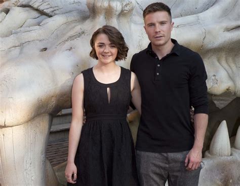 Game Of Thrones Duo Meet 40ft Dragon Skull Game Of Thrones News
