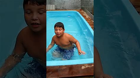 Tomando Banho De Piscina Youtube