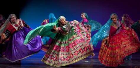 Pin By Madiha Majeed On Elbise Dolabı Art Music Dancing Art People