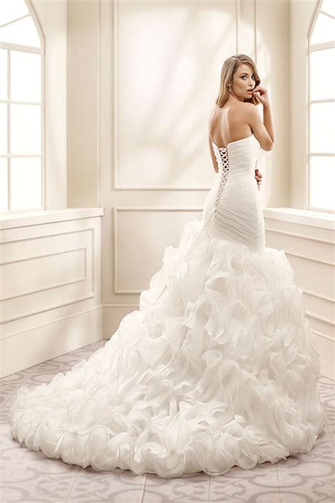 Sensuale e femminile, il modello a sirena è tra gli abiti più ho acquistato il mio abito da sposa da idea sposa bari, staff gentilissimo e attento a ogni mia esigenza, in particolare la splendida e dolcissima mirella. Vestiti da sposa a sirena: quale scegliere? - Magazine ...