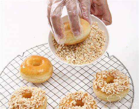 Langkah pertama yang perlu kita lakukan adalah mengetest keaktifan ragi. Cara Membuat Olesan Donat / Donuts Toping Coklat Kacang ...