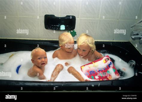 Drei Geschwister In Einer Badewanne Baden Stockfotografie Alamy