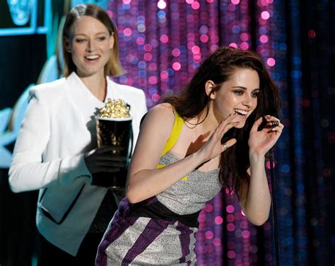 Mtv Movie Awards Kristen Stewart Awkwardly Makes Out With Self Onstage