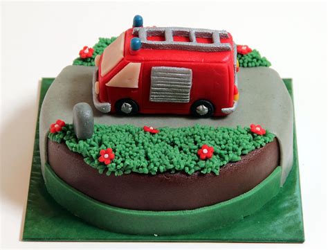 Hier finden sie ihre nächste occasion oder neuwagen. Torte mit Feuerwehrauto - Kindertorten Versand - Online ...