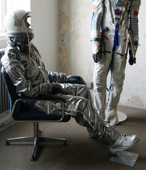 Перевод контекст raumanzug c немецкий на русский от reverso context: NASA Mercury Raumanzug - Raumfahrt Verleih