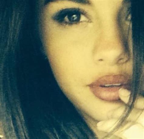 Pin On Selena Gomez Selfies X