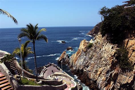 No puedes perder la oportunidad de hacer el tour de clavados en la quebrada, en despegar.com tienen opciones de viaje a acapulco más. File:La Quebrada - Acapulco, Mexico.jpg - Wikimedia Commons