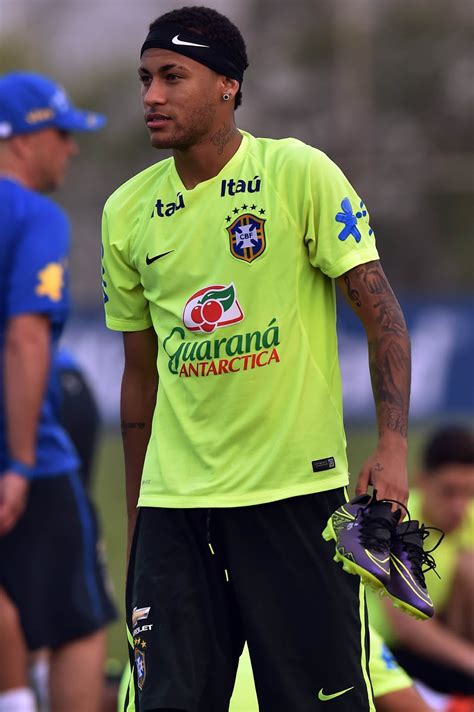 closer look neymar shows off camouflaged nike hypervenom boots footy headlines