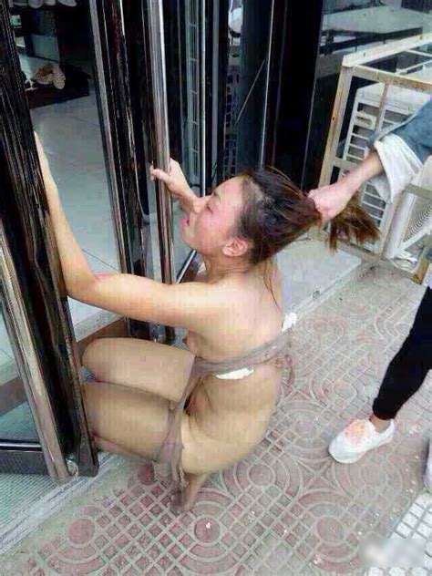 画像中国の街中で不倫した女が素っ裸にされてる ポッカキット
