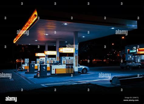 Shell Gas Station Night Car Hi Res Stock Photography And Images Alamy