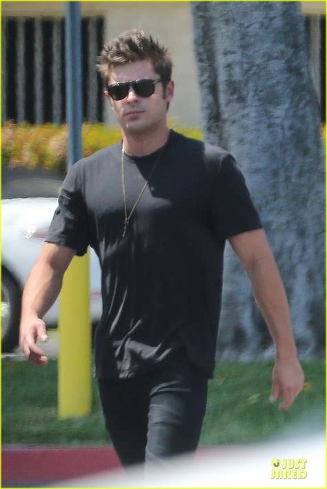 Zac Efron Checks In His Muscles At Lax Airport Photo 3096940 Zac