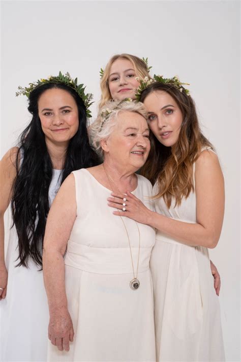 Tereza voříšková je česká filmová a divadelní herečka. Herečka Tereza Ramba oblékla rodinu do Šatů snů. V modelku ...