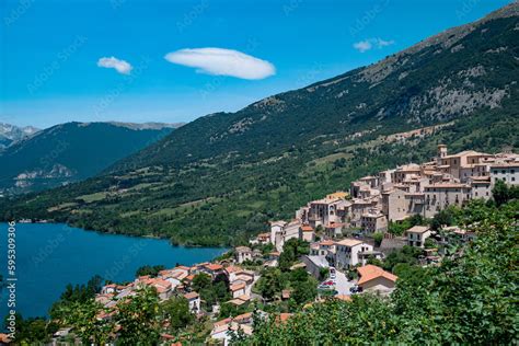 Scorcio Di Barrea Villaggio In Abruzzo Ai Piedi Del Lago Omonimo