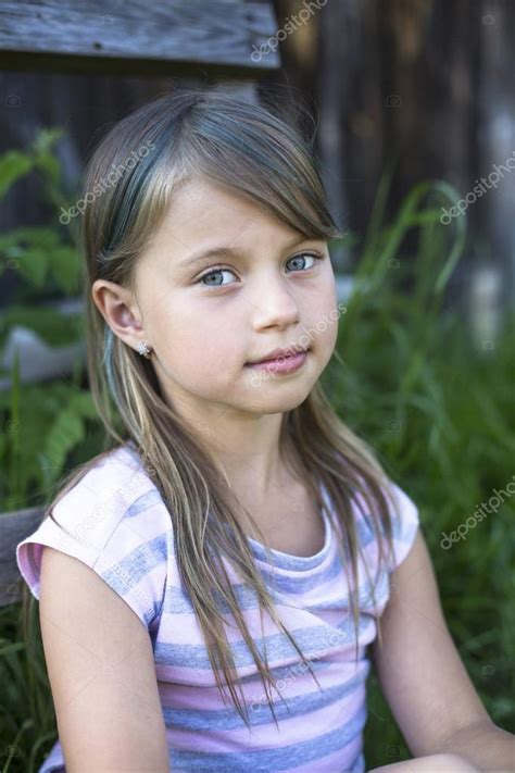 Cute Little Girl Near A Country House — Stock Photo