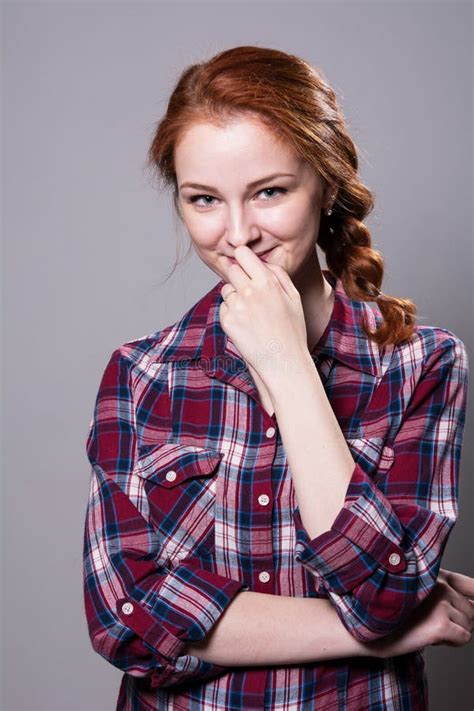 portrait dans le profil d une belle fille rousse avec des tresses image stock image du fille