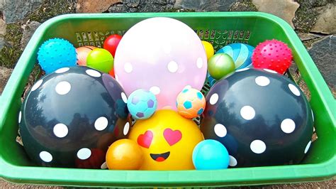 Mengumpulkan Bola Meletuskan Balon Bola Warna Warni Bola Sepak Bola Karakter Telur