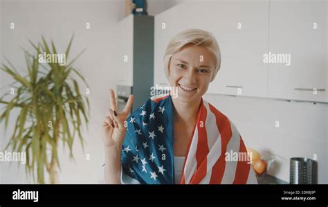 Schöne Junge Blonde Frau Mit Usa Flagge Auf Den Schultern Zeigt Friedenszeichen Hochwertige