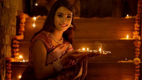 दिवाली की रात घर के दरवाजे खुले क्यों रखे जाते है Diwali Ki Raat Maa Lakshmi