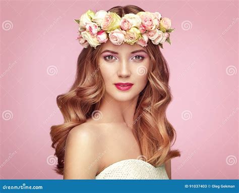 Bella Donna Bionda Con La Corona Del Fiore Sulla Sua Testa Immagine Stock Immagine Di