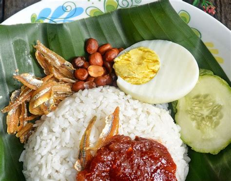 A nasi lemak will not be authentic without the leaves and coconut milk. Resepi Nasi Lemak Paling Sedap dan Wangi | Blogopsi
