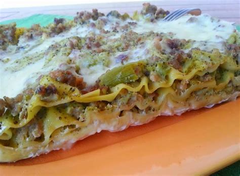 Le lasagne, ancora più di altri formati di pasta, sono adatte per essere condite in mille modi. Lasagne broccoletti e salsiccia con besciamella