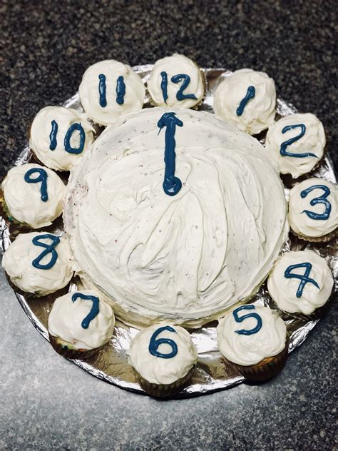 New Years Cupcake Clock Cake Easy Cake Decorating New Years Eve