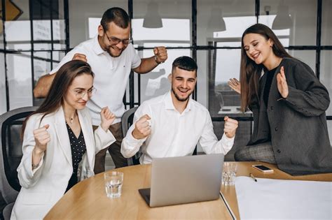 Grupo De Personas Trabajando En Un Plan De Negocios En Una Oficina