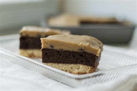 Evenly brush tops of cooled cookies with icing. Cookiedough-Kuchen | Sugar & Spice