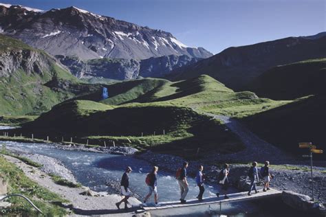 Une suisse ― a swiss person female. Le tourisme suisse s'attend à une mauvaise saison cet ...