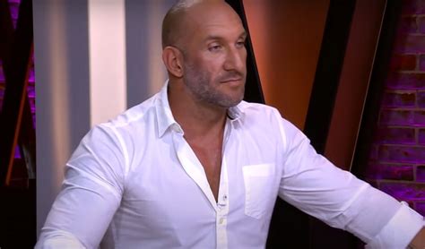 Eve, aki jobs négy gyereke közül a második legidősebb, elfogadta, hogy egyedül kell boldogulnia az életben. Vajna Timi most felülre nem vett fel semmit a síeléshez ...