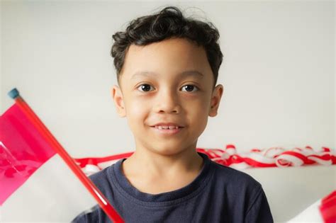 Niño Sosteniendo La Bandera Roja Y Blanca De La Cinta En Celebración