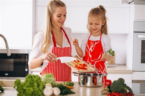 Madre E Hija Cocinando En La Cocina Foto Gratis