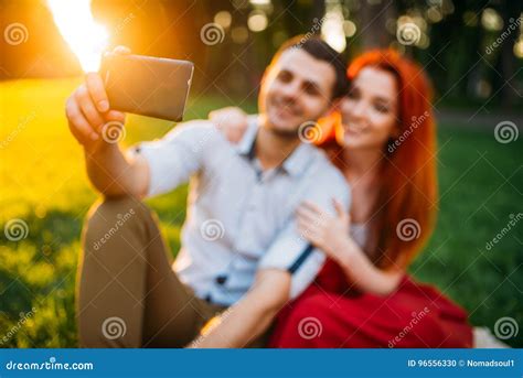 Liebespaar Macht Selfie Im Sommerpark Auf Sonnenuntergang Stockfoto Bild Von Draussen